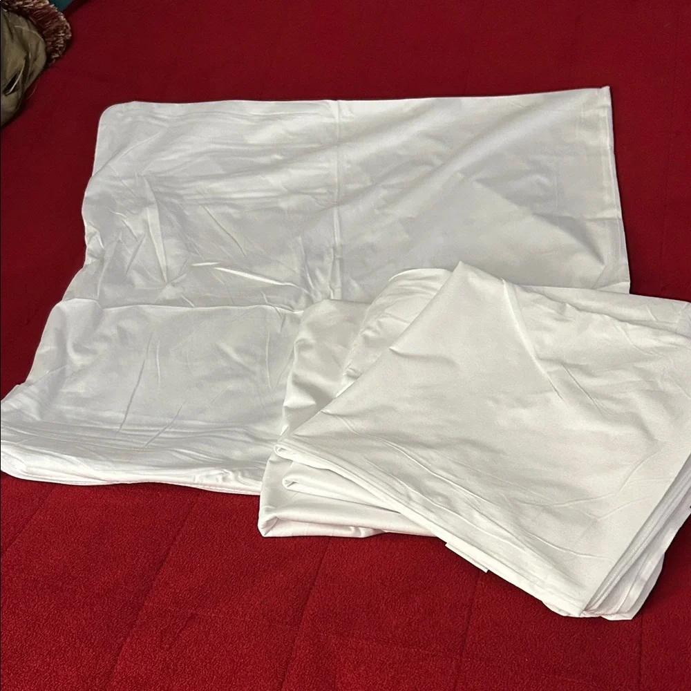 4 White Pillow covers w zippers.